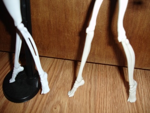 doyoulikethistoo wordpress com Monster High Skeleton CAM and Skelita Calaveras leg comparison
