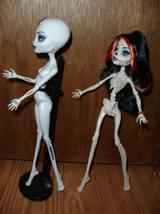 doyoulikethistoo wordpress com Skeleton CAM Monster High Bonita Calcic and Skelita Calaveras body bone comparisons