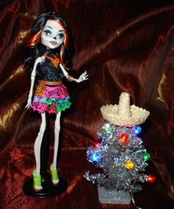 Feliz Navidad from doyoulikethistoo wordpress com Skelita Calaveras Monster High review